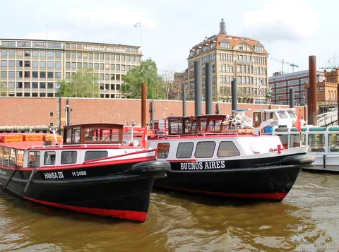 Boat departing the Binnenhafen pontoon on a budget Hamburg harbor cruise